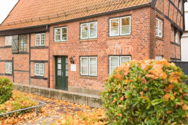 Yarı keresteli evler Alman mimarisinin tipik bir örneğidir. Binalar ahşap çerçeve teknolojisiyle inşa edilerek çevre dostu hale getiriliyor. Preetz, Almanya, 2025 / 10 / 14 