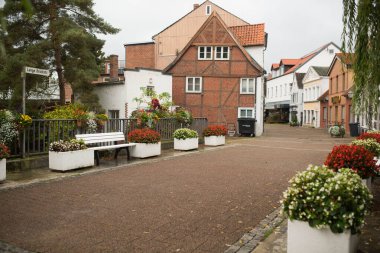 Yarı keresteli evler Alman mimarisinin tipik bir örneğidir. Binalar ahşap çerçeve teknolojisiyle inşa edilerek çevre dostu hale getiriliyor. Preetz, Almanya, 2025 / 10 / 14 