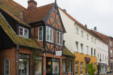 Yarı keresteli evler Alman mimarisinin tipik bir örneğidir. Binalar ahşap çerçeve teknolojisiyle inşa edilerek çevre dostu hale getiriliyor. Preetz, Almanya, 2025 / 10 / 14 