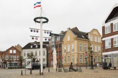 Almanya 'nın Preetz kentinde, sarp kiremitli çatıları, tahta kirişleri ve tuğla duvarları olan, geleneksel Alman kent mimarisinin cazibesini ve tarihini yansıtan, resmi bir yarı keresteli ev..