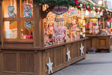 Geleneksel Alman zencefilli çörekleri ve tatlı ikramlarının yer aldığı Noel marketi. Kiel 'de yıldızlarla süslenmiş ahşap kulübe ve çam çelenkleri.