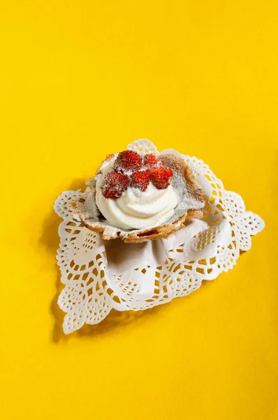 Italian cream cake with strawberries — Stock Photo, Image