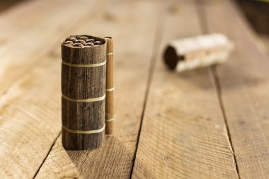 Küba purosu içinde geleneksel esnaf palmiye yaprakları kutusu, yavrusu