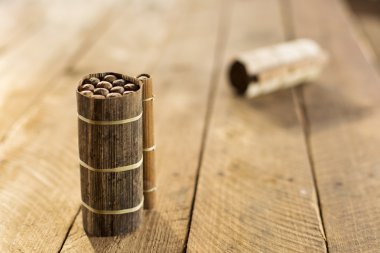 Küba purosu içinde geleneksel esnaf palmiye yaprakları kutusu, yavrusu