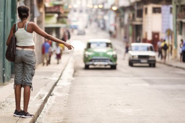 Havana, yavrusu takside otostop genç profesyonel kadın