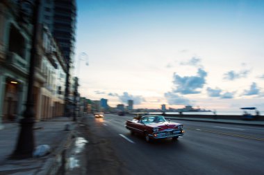 Gün batımı, Malecón, ünlü Havana parklarla nerede Habaneros,