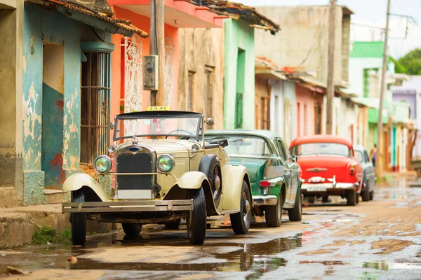 Trinidad, Küba'nın Caddesi'ndeki eski Cabrio araba — Stok fotoğraf