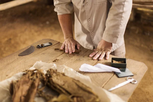 Closeup of hands of peasant in Vinales making cigar, Cub — Stock Photo, Image