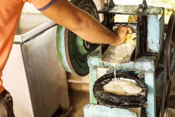 Gewinnung von Zuckerrohrsaft mit alten traditionellen Maschinen — Stockfoto