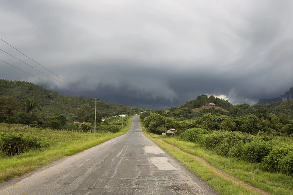 Vista tranquilla sulla valle di Vinales. Strada in Vinales con tempesta clou — Foto Stock