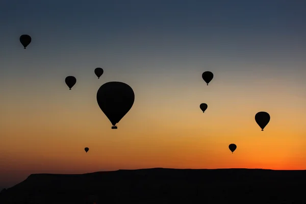Sylwetki balon nad wschód słońca w Kapadocji, Turkye — Zdjęcie stockowe