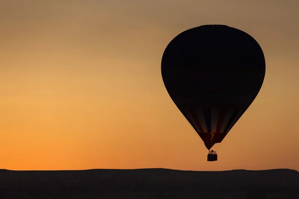 Sylwetka balon nad wschód słońca w Kapadocji, Turkye — Zdjęcie stockowe