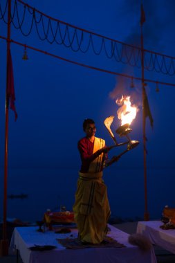 Varanasi, Hindistan-19 Jan:A Hindu rahip Ganga Aarti r gerçekleştirir