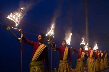 Varanasi, Hindistan-19 Jan:A Hindu rahip Ganga Aarti ayin 19 Jan gerçekleştirir, 2015 yılında Varanasi.Fire puja gerçekleşir Assi Ghat, Ganj Nehri'nin kıyısında bir Hindu ayin gibi
