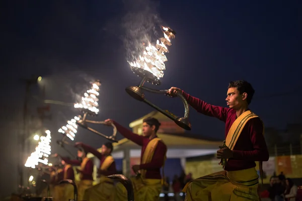 VARANASI, INDIA-19 JAN:A Hindu priest performs the Ganga Aarti ritual on 19 Jan, 2015 in Varanasi.Fire puja is a Hindu ritual that takes place at Assi Ghat on the banks of the river Ganges — Stock Photo, Image