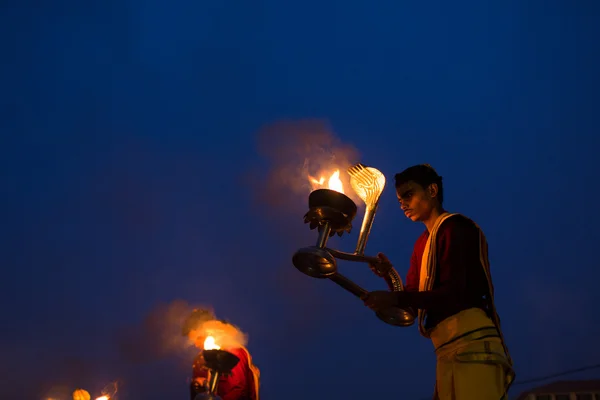 VARANASI, INDIA-19 JAN:A Hindu priest performs the Ganga Aarti r — Stock Photo, Image