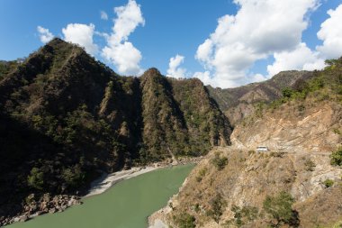 Ganga Nehri yakınında Rishik Himalaya Dağları'nın başında