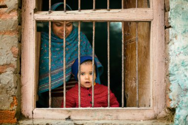 Varanasi, Hindistan - 19 Ocak: Kimliği belirsiz Hint çocuk ile anne st