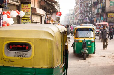 Delhi, Hindistan - 31 Aralık: Tuk tuk 31 Aralık tarihinde Delhi'de sokaklarda