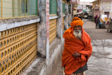 Rishikesh, Hindistan - Ocak: üzerinde yürüyen bir Tanımlanamayan sadhu baba