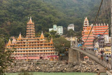 Rishikesh, Hindistan - Jan 03: Ganga Nehri üzerinde Ocak 03 köprüden