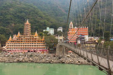 Rishikesh, Hindistan - Jan 03: Ganga Nehri üzerinde Ocak 03 köprüden