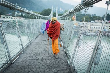Rishikesh, Hindistan - Jan 05: üzerinde yürüyen bir Tanımlanamayan sadhu baba