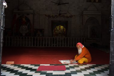 Rishikesh, Hindistan - Jan 05: kağıt okuma bir Tanımlanamayan baba