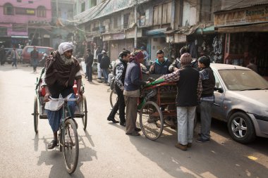 Delhi, Hindistan - Ocak 06: St bir Tanımlanamayan çekçek sürücüsü