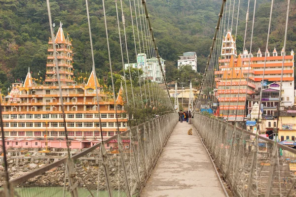 Brug over de rivier de Ganges in Rishikesh, India — Stockfoto