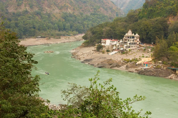 Ganga-floden i början av Himalaya bergen nära rungruethai — Stockfoto