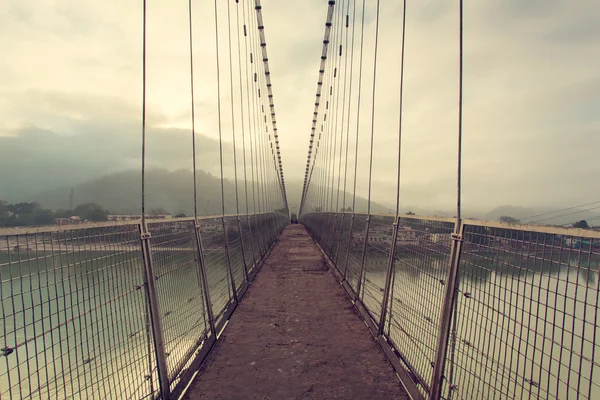 Most nad řekou Ganga v Rishikesh, Indie — Stock fotografie