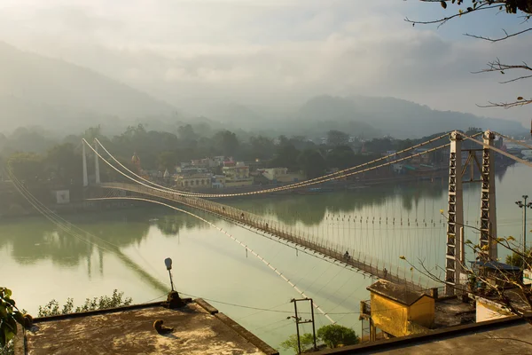 Brug over de rivier de Ganges in Rishikesh, India — Stockfoto