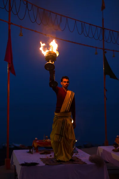 VARANASI, INDIA-19 JAN:A Hindu priest performs the Ganga Aarti r — Stock Photo, Image