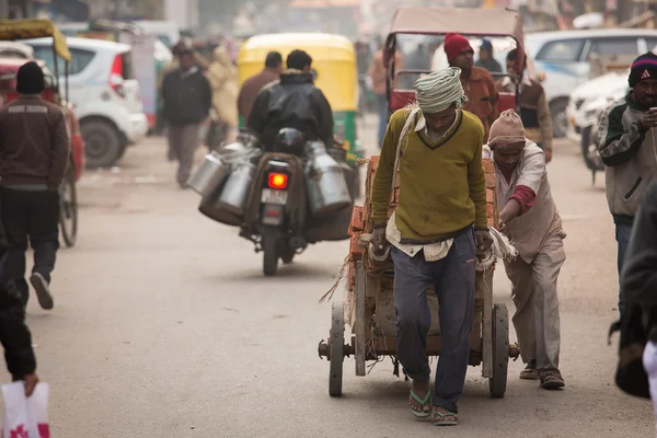 DELHI, INDIA - DIC 31: Una persona no identificada en las calles en — Foto de Stock