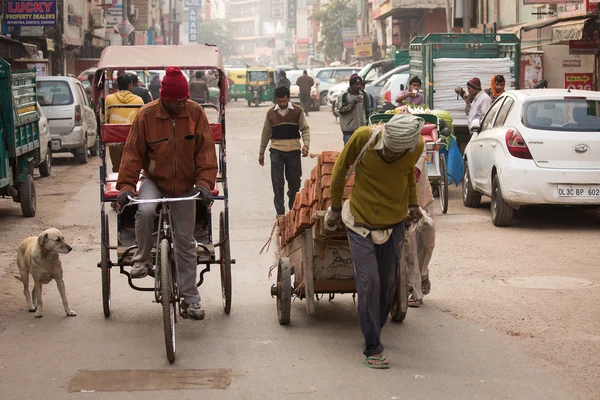 DELHI, INDIA - DEC 31: An unidentified rickshaw driver on the st — Stock Photo, Image