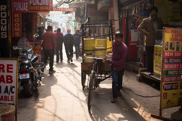 DELHI, INDIA - DEC 31: An unidentified rickshaw driver supplying — Stock Photo, Image