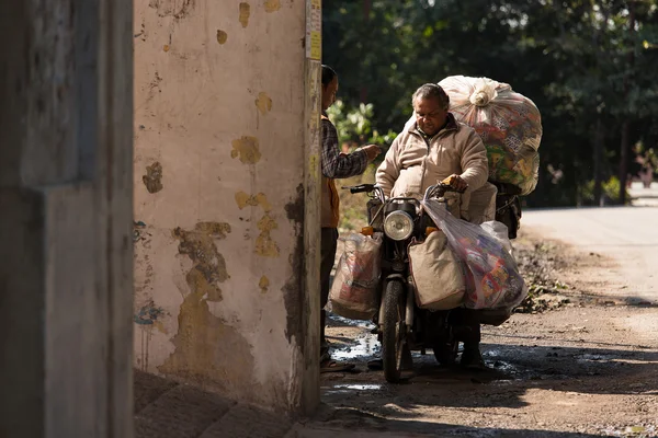 RISHIKESH, INDIA - JAN 01: En uidentificeret mand på en cykel supplyi - Stock-foto