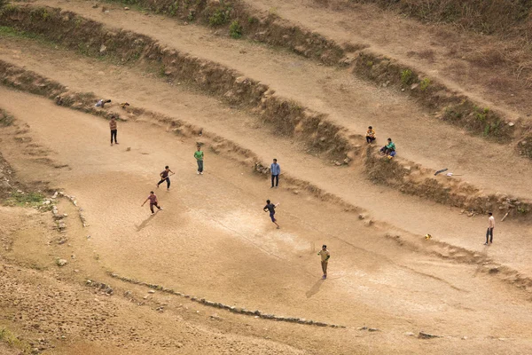 RISHIKESH, INDIA - GENNAIO 01: Bambini non identificati che giocano a cricke — Foto Stock