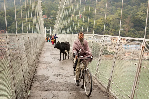 RISHIKESH, INDIA - JAN 02: An unidentified man on the bike cross — Stock Photo, Image