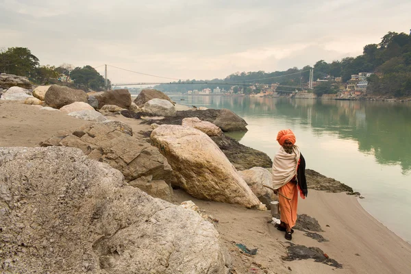 RISHIKESH, INDIA - JAN 03: An unidentified sadhu baba walking ne — Stock Photo, Image