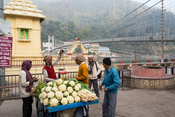 Rishikesh, Hindistan - Jan 05: Tanımlanamayan Halk pazarının üzerinde — Stok fotoğraf