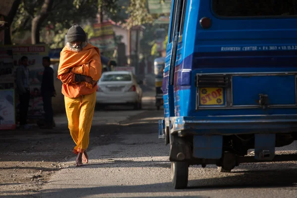 RISHIKESH, INDIA - JAN 05: An unidentified baba walking without — Stock Photo, Image