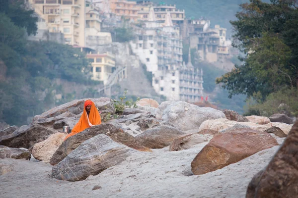 Rishikesh, India - 05 Jan: Een niet-geïdentificeerde baba mediteren op ro — Stockfoto