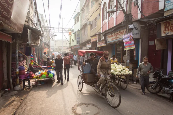 DELHI, INDIA - JAN 06: An unidentified rickshaw driver on the streets in Delhi on January 06, 2015. Rickshaw men are one of the hardest working people and also poorest in the whole India. — Stock Photo, Image