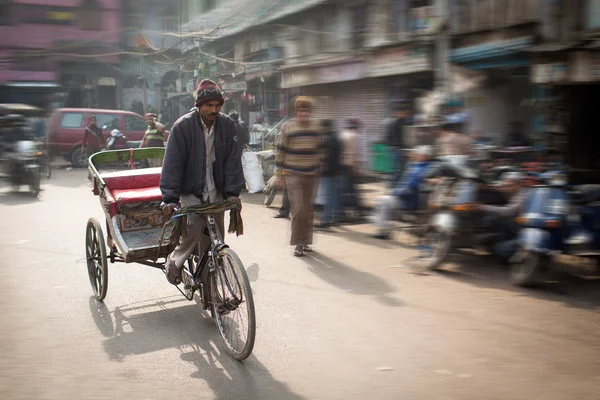 DELHI, INDIA - JAN 06: An unidentified rickshaw driver on the st — Stock Photo, Image