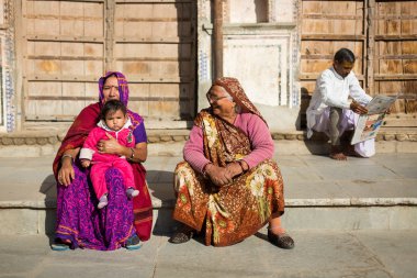 Pushkar, Hindistan - Jan 08: Pushkar sokakta kalan aile