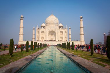 Sudaki yansıması ile Taj Mahal Türbesi bir perspektif görünüm. Agra, Hindistan