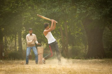 Agra, Hindistan - Jan 09: Ag parc kriket oynayan genç erkek