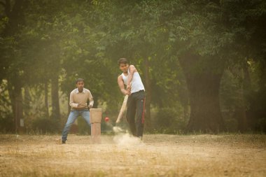 Agra, Hindistan - Jan 09: Ag parc kriket oynayan genç erkek